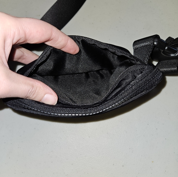 Lululemon Everywhere Belt Bag EUC - Picture 12 of 14
